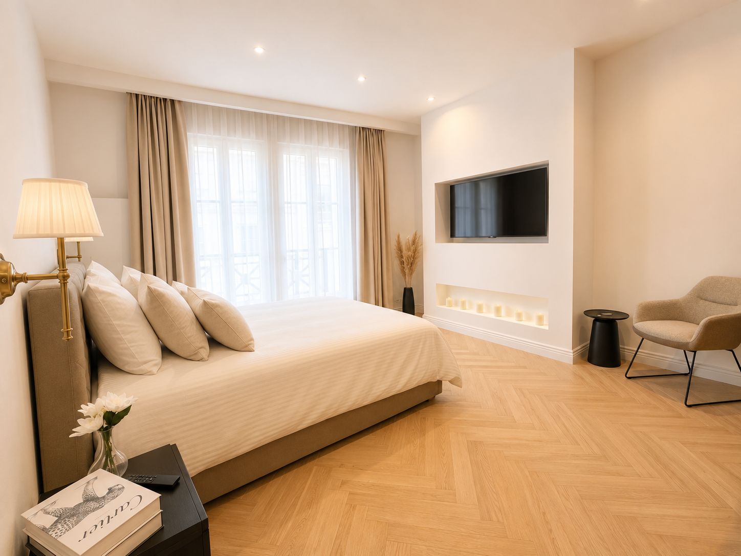 Suite romantique Studio Alesia Caen - chambre avec lit king size, parquet en chevrons et bougies