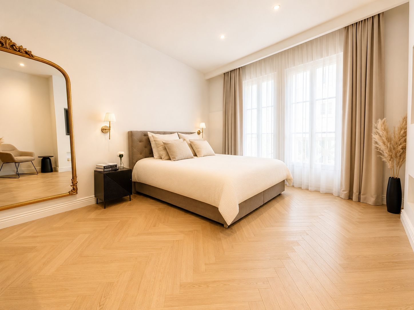 Suite romantique Studio Alesia Caen - chambre lumineuse avec miroir dore, parquet chevrons et herbes de la pampa