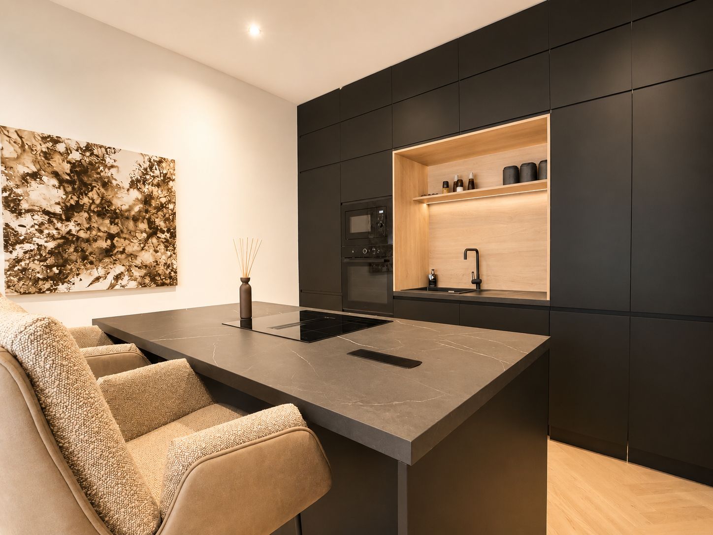 Suite romantique Studio Alesia Caen - cuisine equipee avec plan de travail effet marbre et niche eclairee