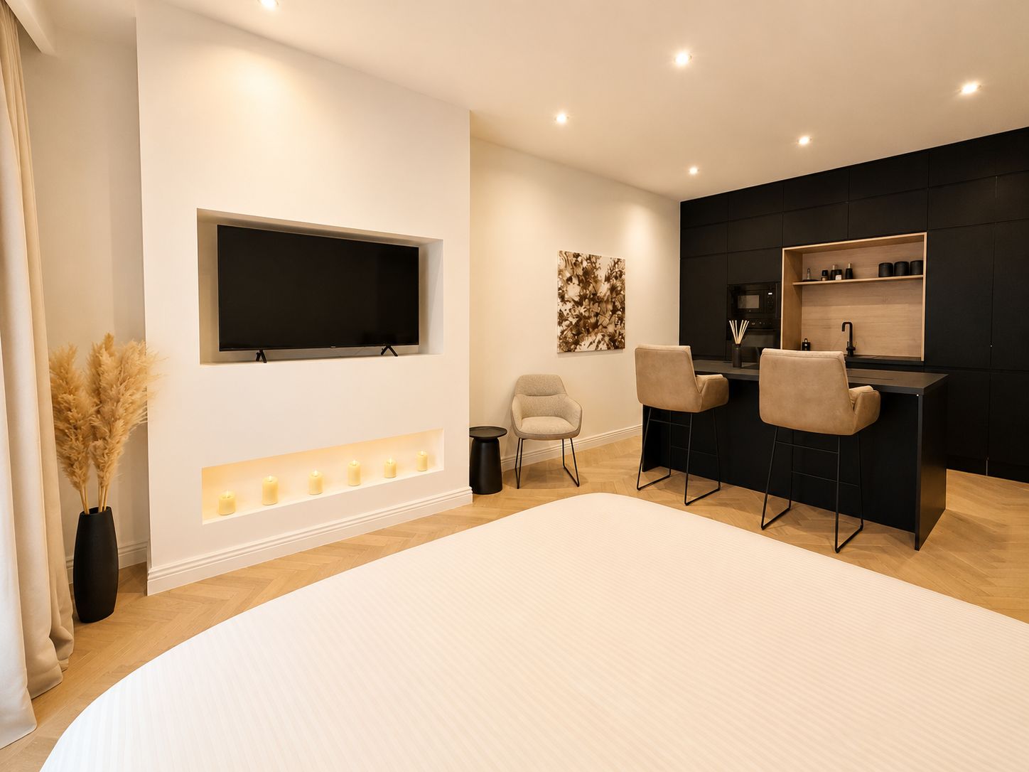 Suite privee romantique Studio Alesia Caen - vue d ensemble avec bougies, TV encastree et kitchenette