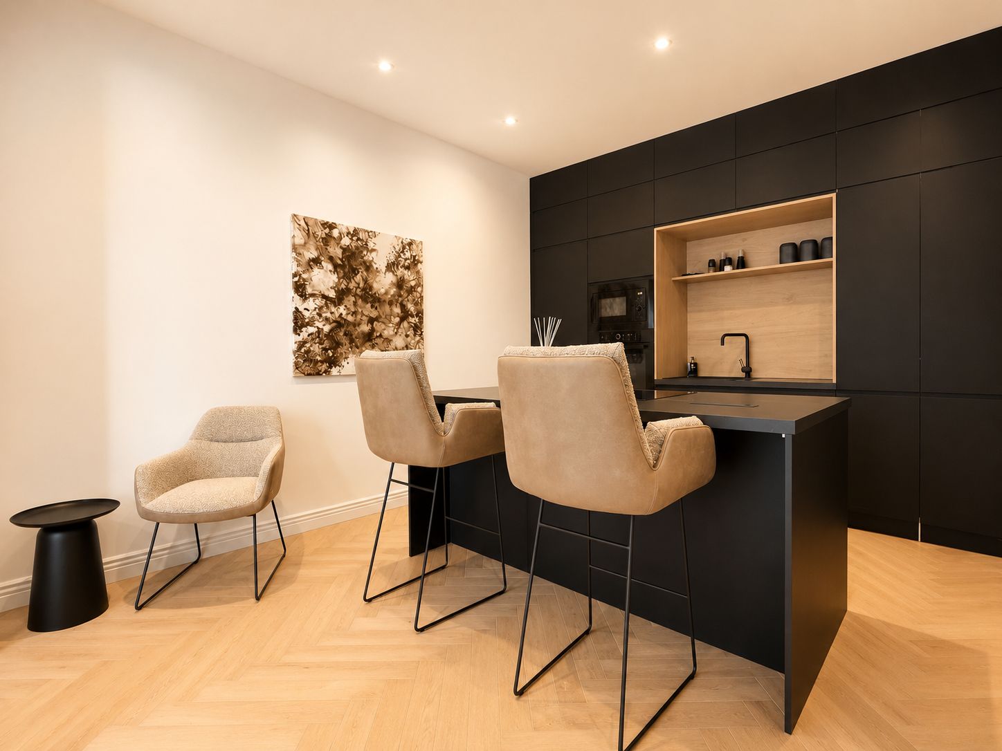 Suite privee Studio Alesia Caen - kitchenette design avec ilot noir et chaises hautes