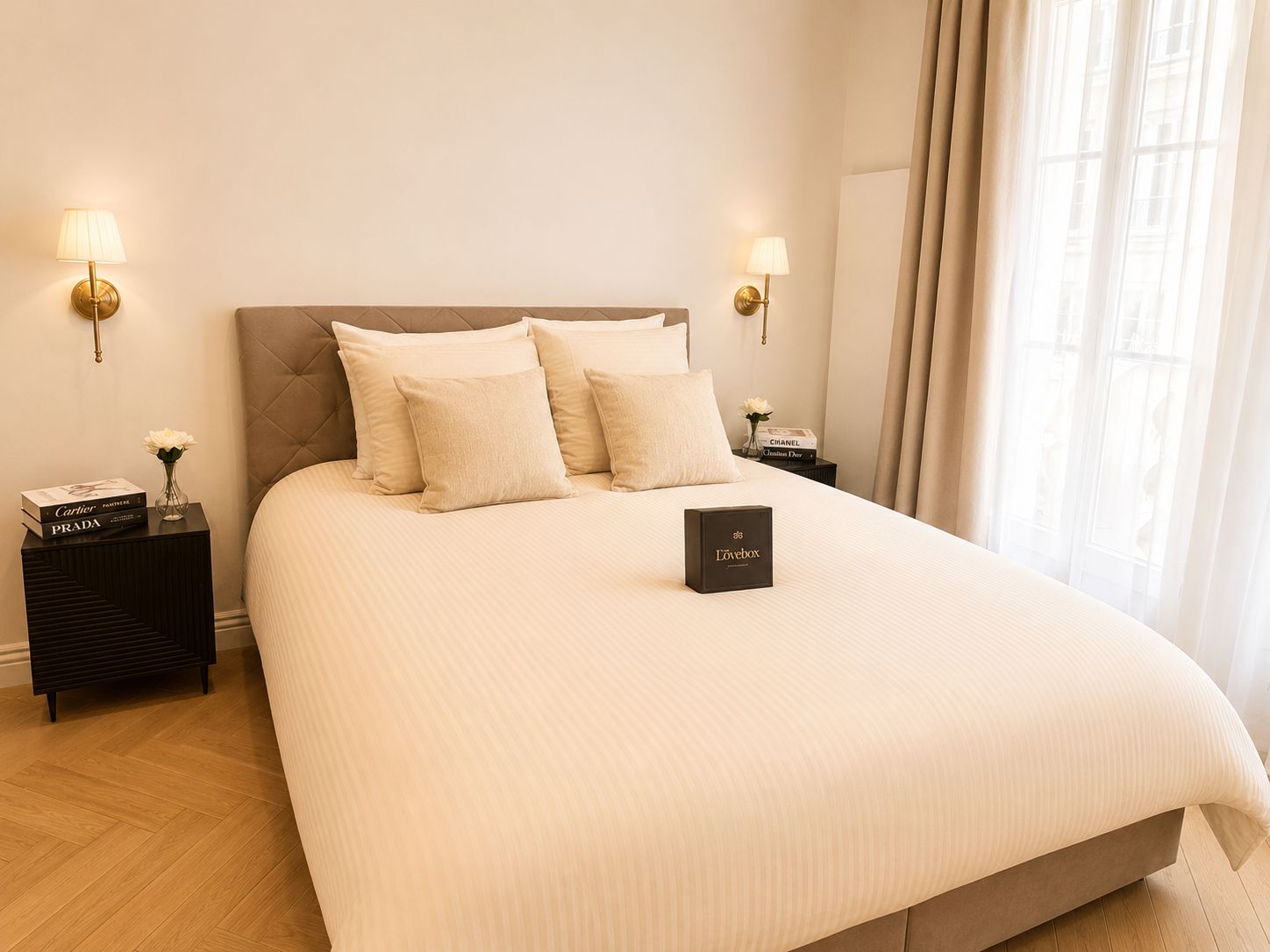 Suite romantique Studio Alesia Caen - lit king size avec Lovebox et livres de luxe sur les tables de chevet