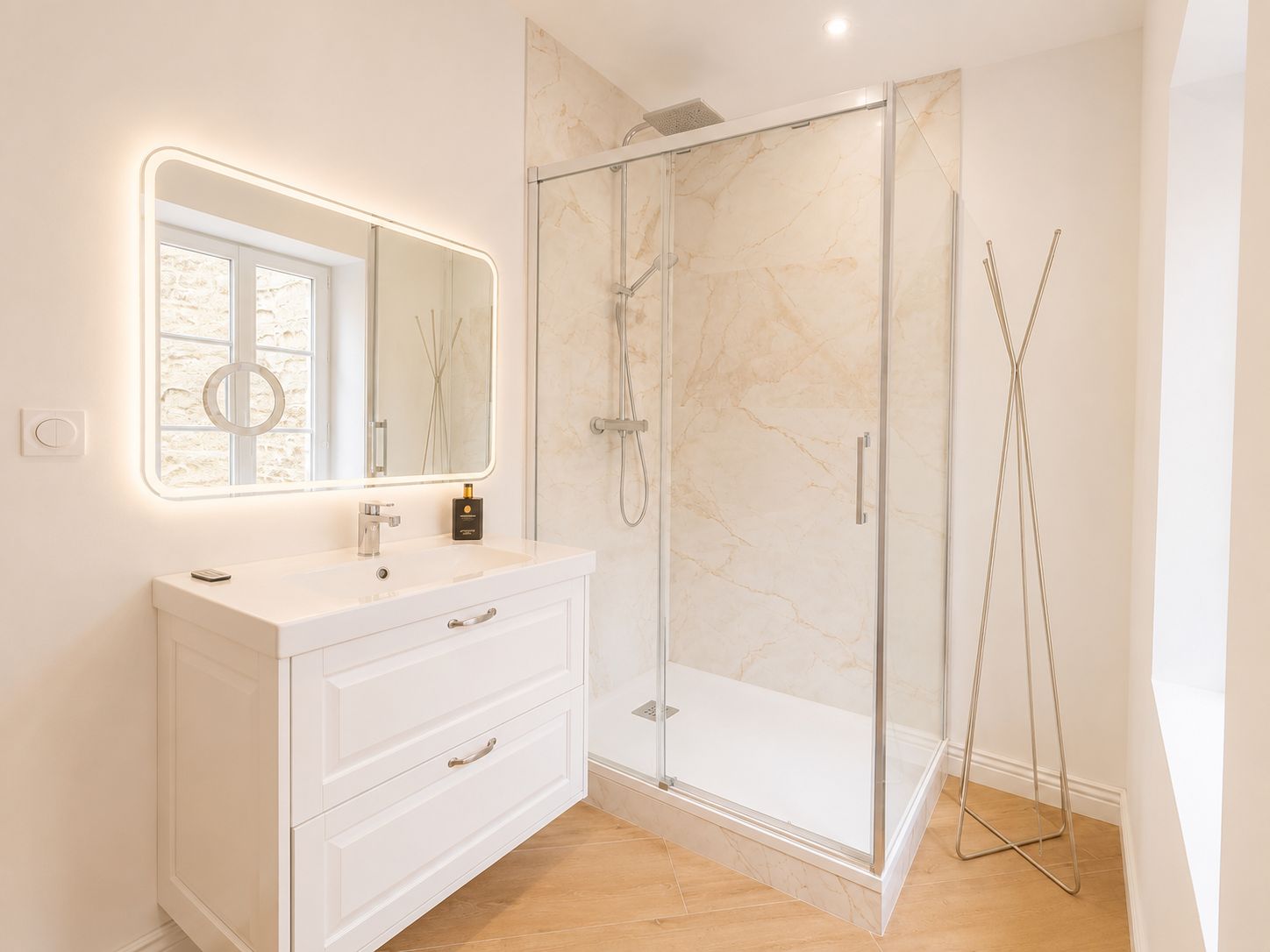 Suite romantique Studio Alesia Caen - salle de bain avec douche italienne en marbre et miroir LED